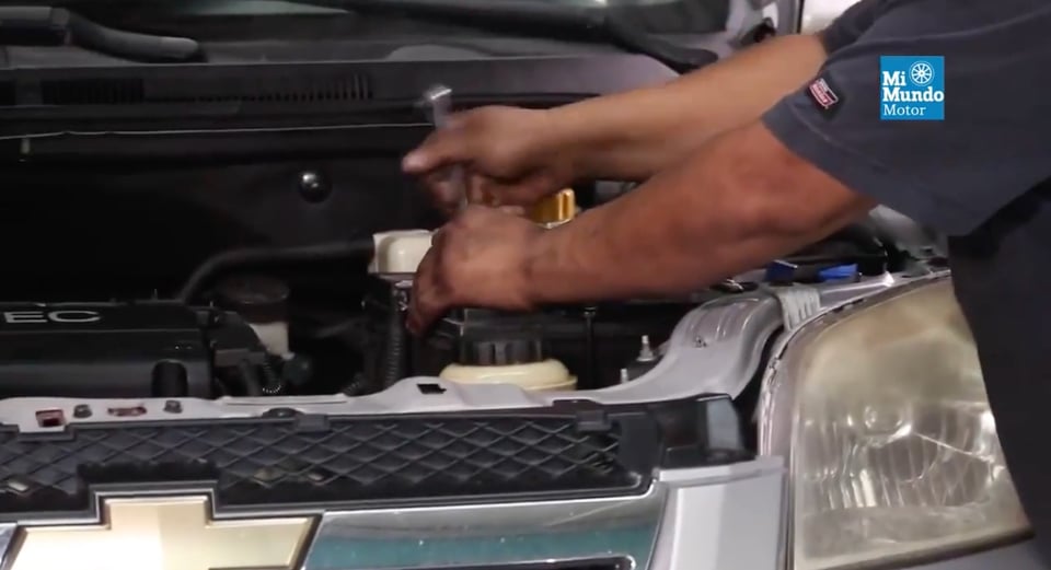 cofre del carro, motor del carro, llave, Motor, MundoNOW