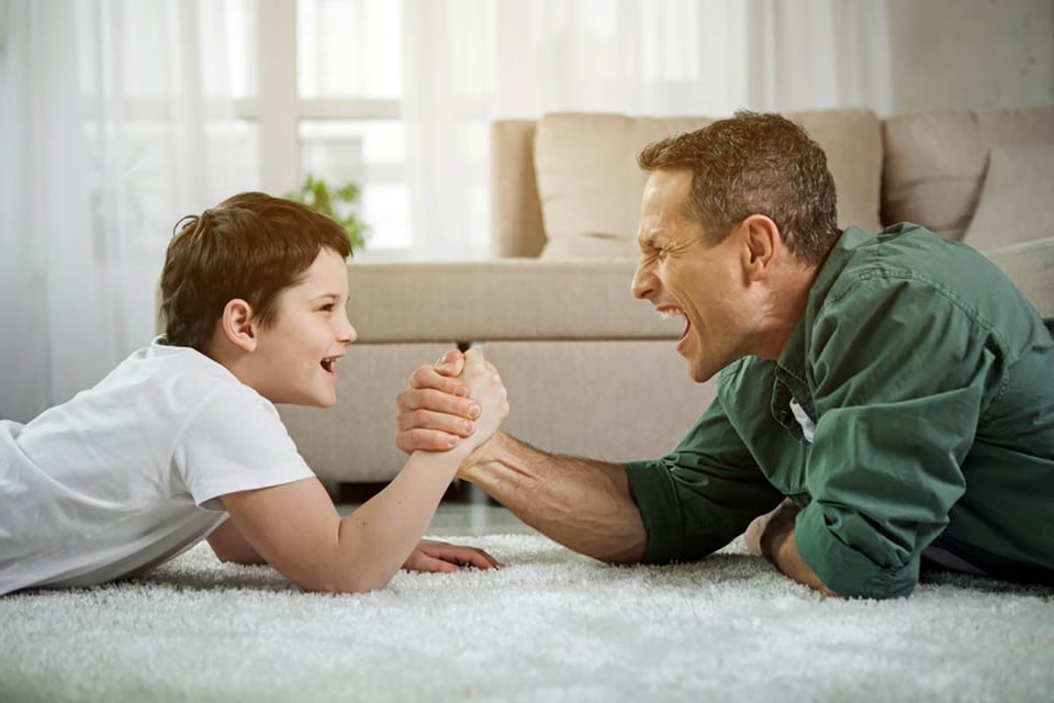 hombre y niño, compitiendo, pulseada, familias, MundoNOW