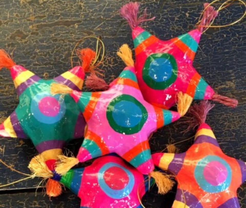 piñatas, cinco picos, esferas, árbol de Navidad, MundoNOW