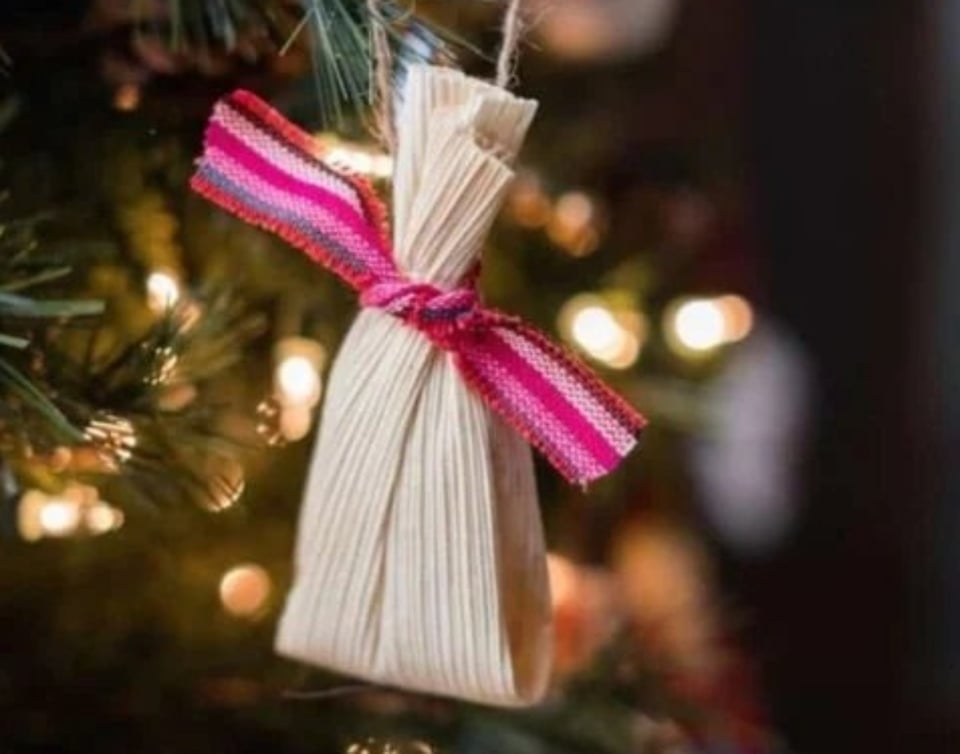 esferas en forma de tamalitos, tamales, esferas, pino de Navidad, MundoNOW