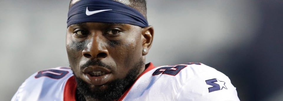 ¡Salvaje! Exjugador de la NFL es arrestado tras brutal ataque contra su pareja y video lo delata