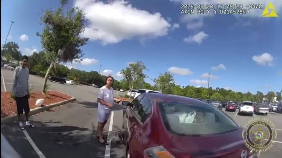 Niña de un año se queda atrapada en un auto en el estacionamiento de Walmart featured image