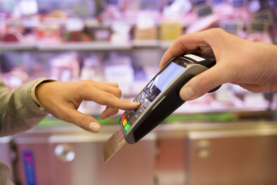Nueva York ampliará entre los inmigrantes la entrega de tarjetas de débito para comidas featured image