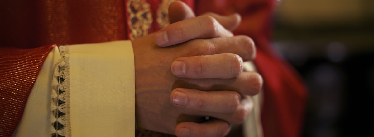 Obispo que abandonó la iglesia ahora se dedica a vender semen