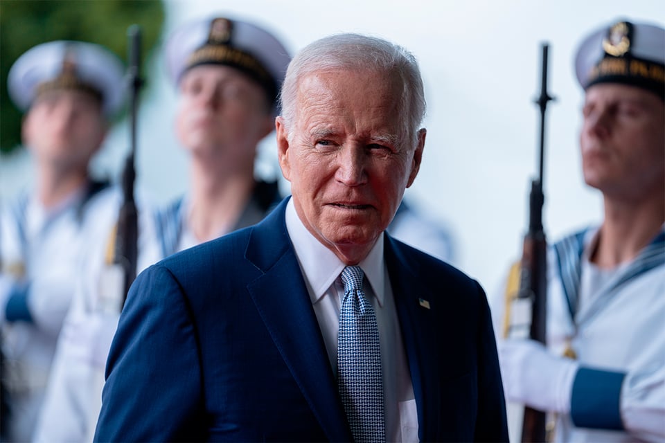 Joe Biden sigue experimentando síntomas leves de COVID-19