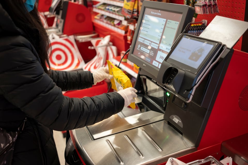 Nuevo sistema de autopago en Target genera molestia entre clientes