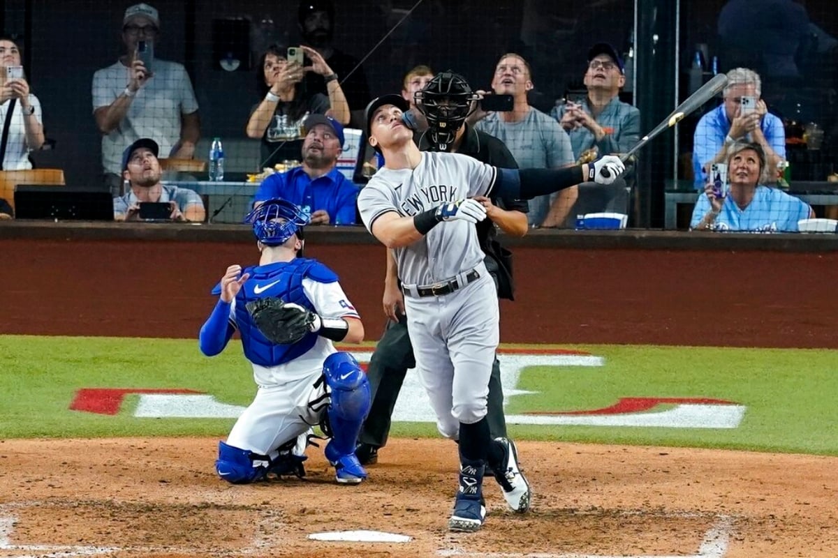 Aaron Judge le da seguimiento a su batazo