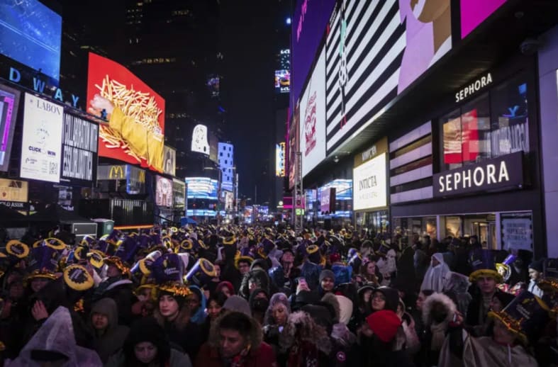 New Year’s Eve terror! Cops shoot machete-wielding attacker near Times Square