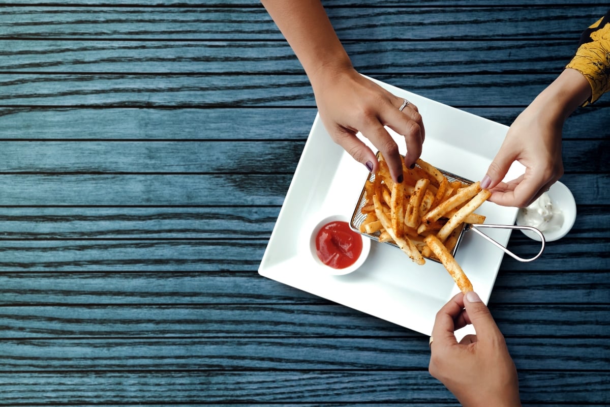 Pelea por orden de papas fritas termina con un cliente herido y dos empleados presos