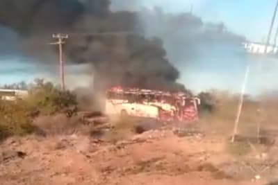 Hitmen set fire to 2 trucks in the area that Caro Quintero and Los Chapitos are fighting