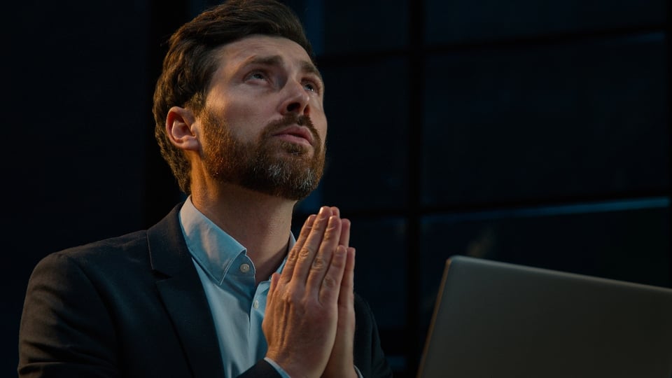 prayers to ask for work, man praying, mature man, pray, MundoNOW