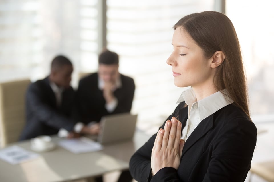 woman praying, meditating, men working, Inspira, MundoNOW