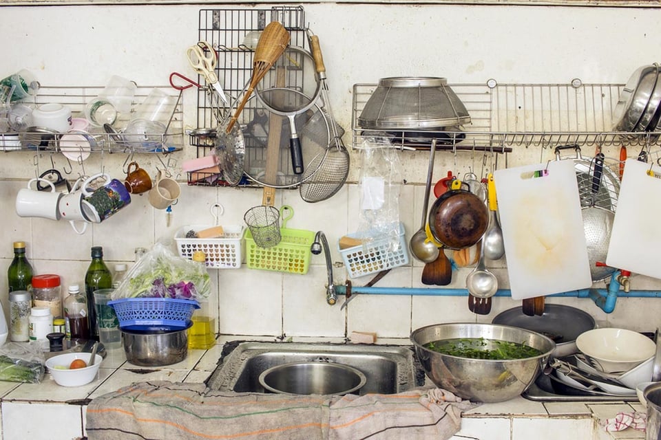 cocina desordenada, platos sucios, fregadero, hogar, desorden, organiza tu vida