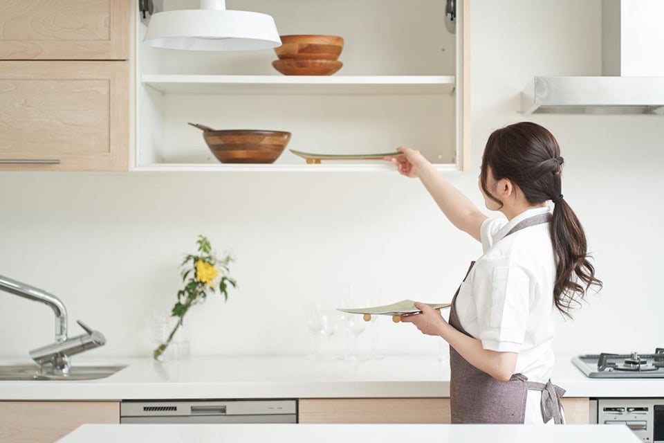 ordenado, encimera, mujer guardando los platos, organiza tu cocina, mundonow