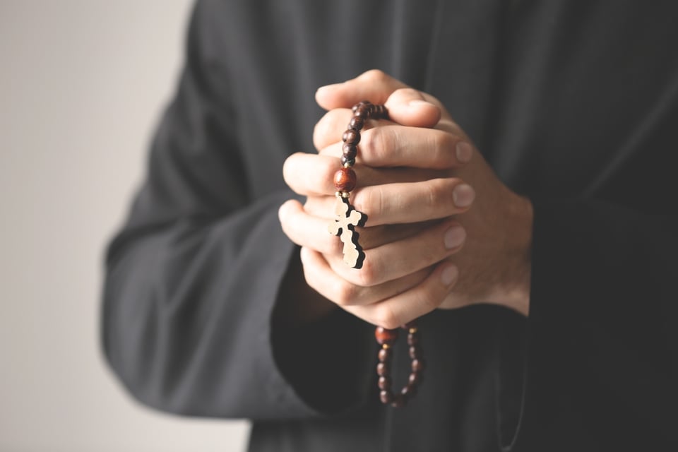 Padre de iglesia estalla contra los hispanos que tienen papeles y los acusa de lo peor “racistas”