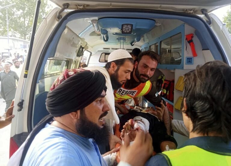Atentado con bomba deja muchos muertos y más de 100 heridos en Pakistán