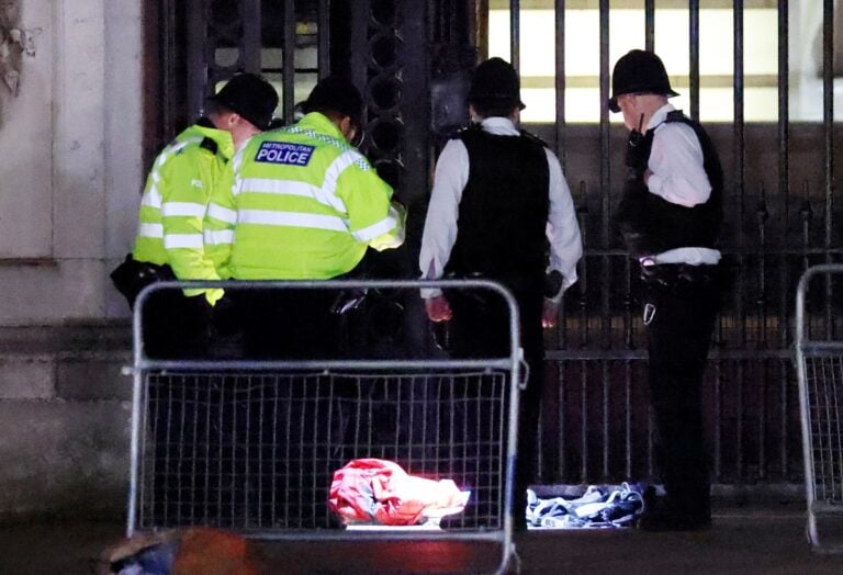¡A días de la coronación atacan palacio! Reportan arresto en el Palacio de Buckingham por explosión controlada