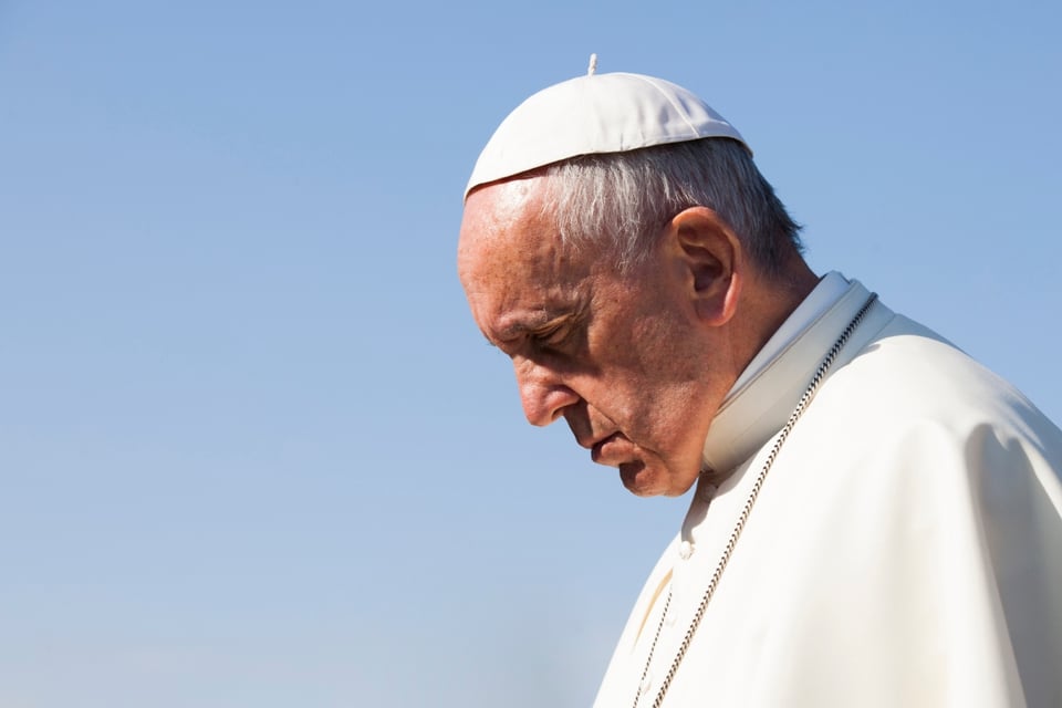 Papa Francisco aparece en público por primera vez desde que padeció bronquitis y se confirman sospechas de su salud