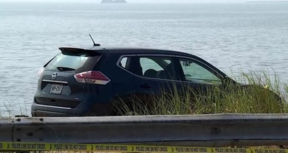 Arrestan a papá de Queens después de supuestamente intentar ahogar a sus hijos en la playa
