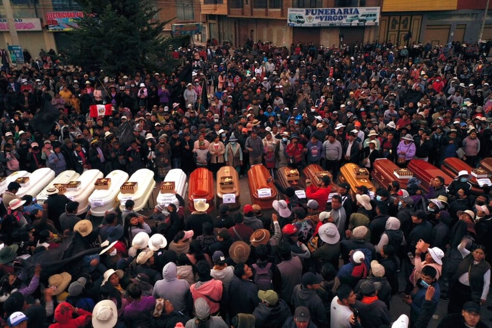 Perú, protestas dejan decenas de muertos y se van contra policías