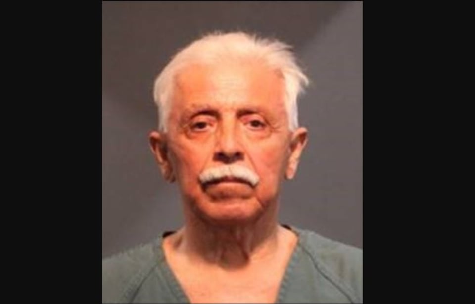 Detienen a profesor Peter Morales por abusar de cuatro niñas en clase