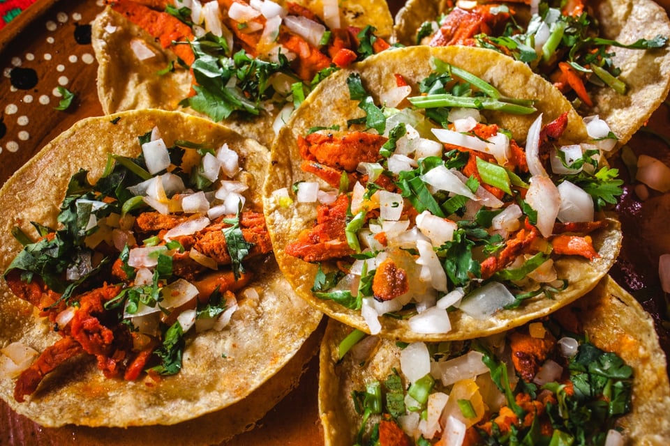 tacos rellenos, guisado, tortillas, salsa, MundoNOW