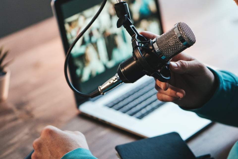MundoNow, iHeartMedia, Óyenos Audio, iHeartPodcast, Podcast