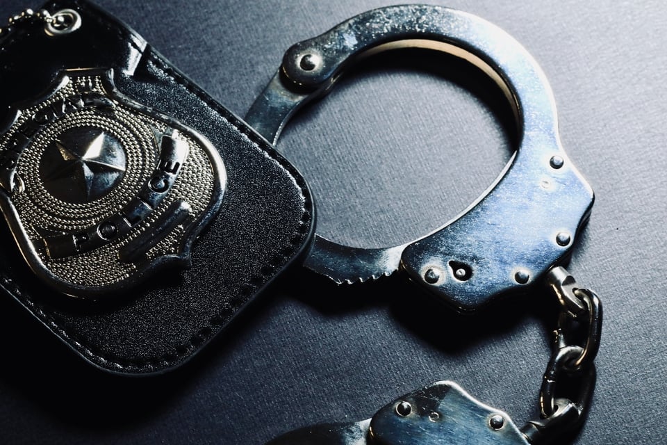 Anthony López, placa de policía, esposas, arresto, crimen, MundoNOW