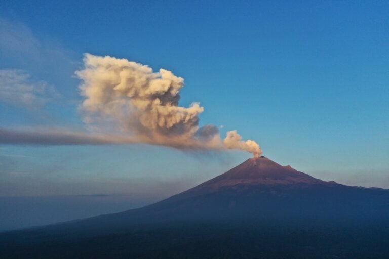 Alerta por volcán Popocatépetl sube a fase 3, con cenizas por todo el centro de México