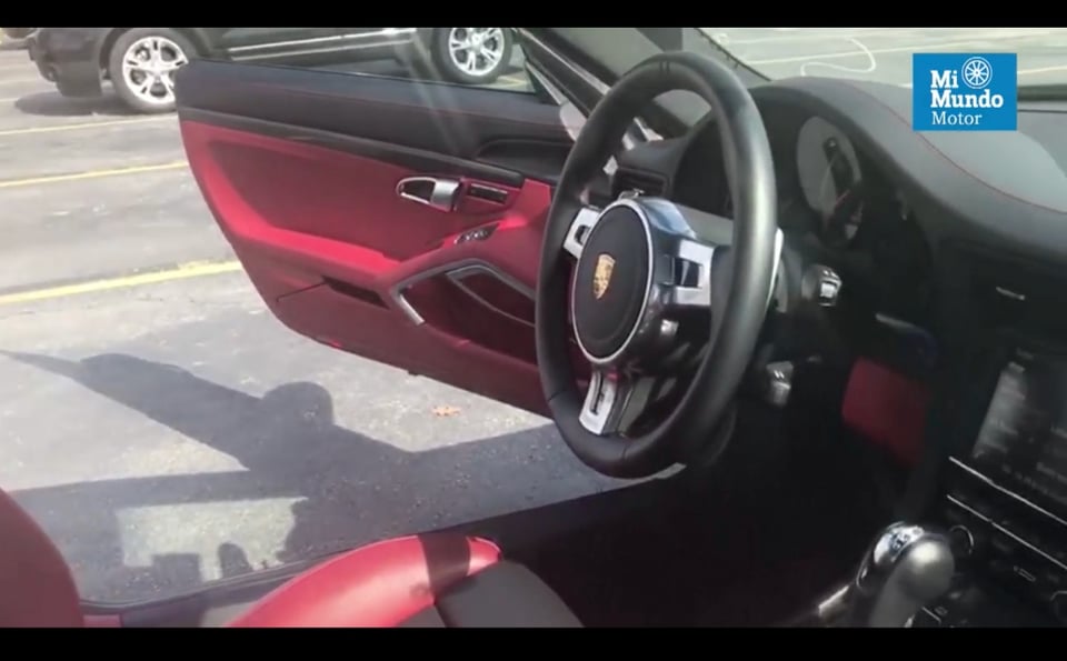 interior de un auto, color rojo, volante, puerta del carro, MundoNOW