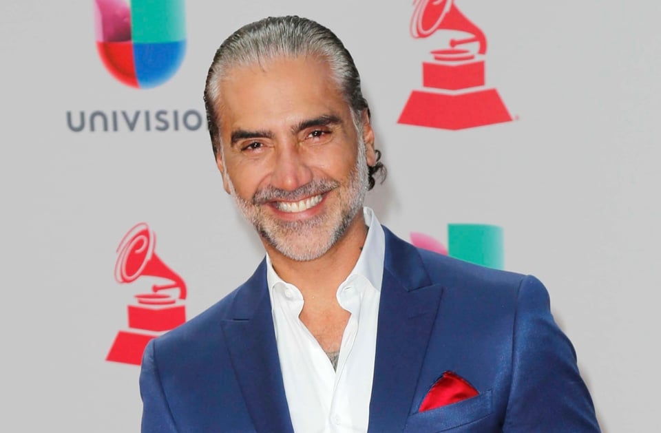 Alejandro Fernández llora en pleno concierto en Chicago y reaviva rumores de muerte de su papá Vicente Fernández  (VIDEO)