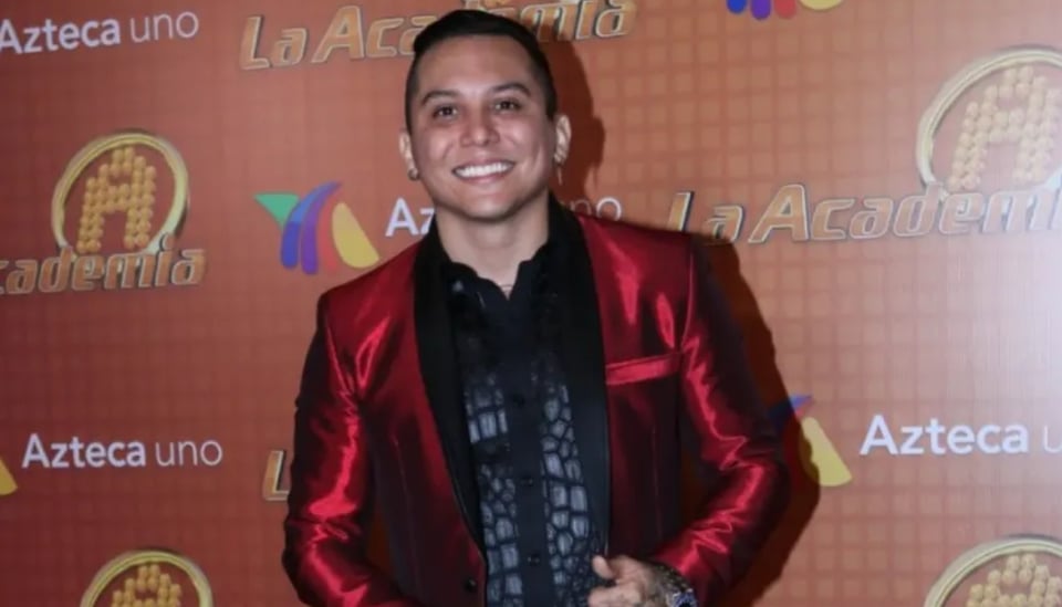 Edwin Luna aparece con las uñas pintadas y levanta sospechas (FOTO) featured image