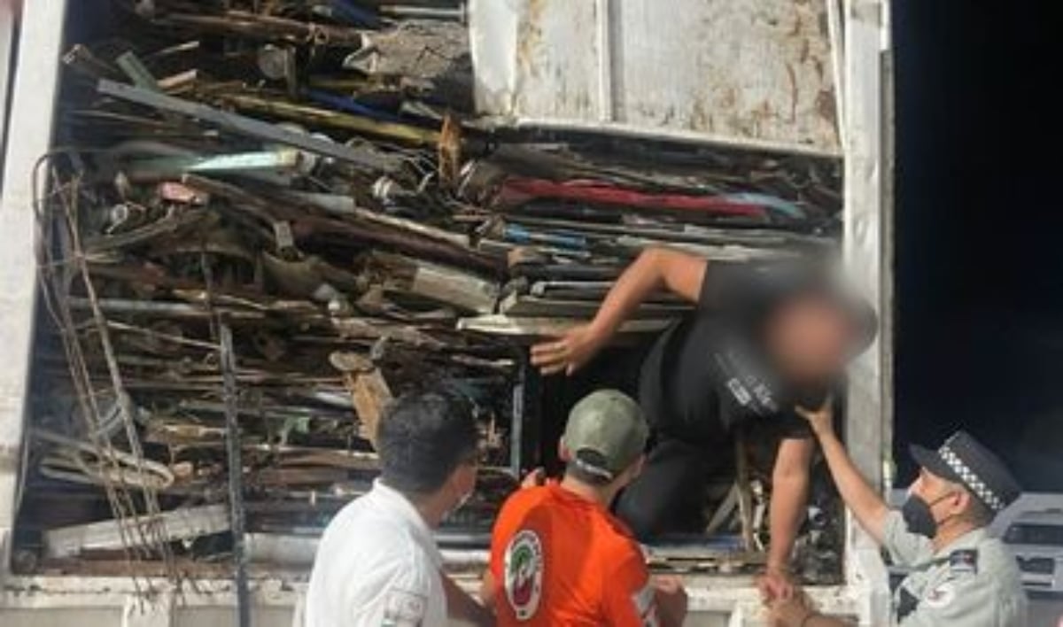 Encuentran a 45 migrantes en tractocamión disfrazado de camión de basura