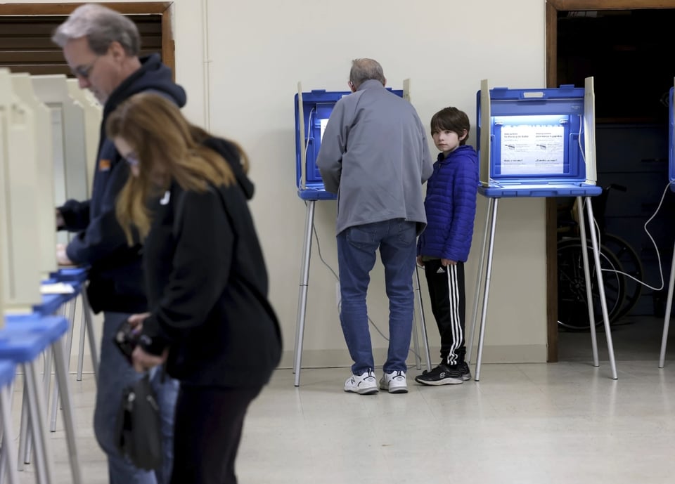 hombre emitiendo su voto, casilla electoral, votantes, Elecciones, MundoNOW