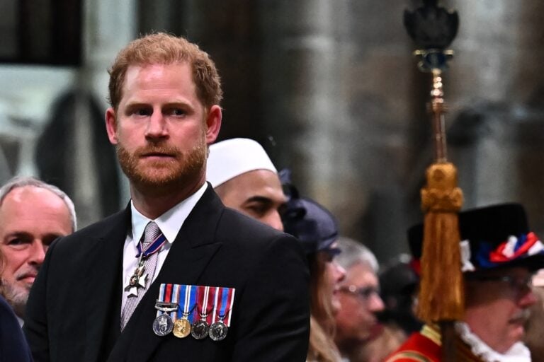 El príncipe Harry sufre humillación en plena coronación del rey Carlos III