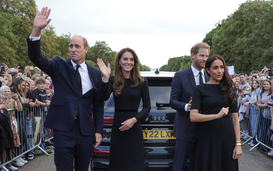 ¡Ignoran el pedido del rey Carlos III! Meghan y Harry aparecen junto a William y Kate featured image