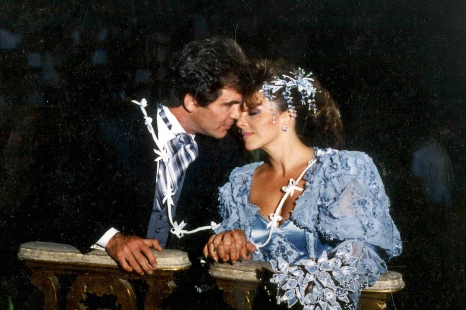 Verónica Castro, actress, Guillermo Capetillo, Wild Rose, MundoNOW