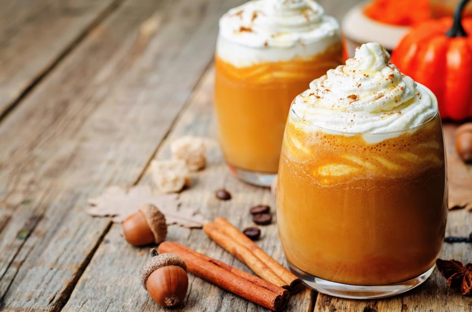 bebida espumosa, café espumoso, café de temporada, canela, MundoNOW, ice honey pumpkin spice latte, whipped cream