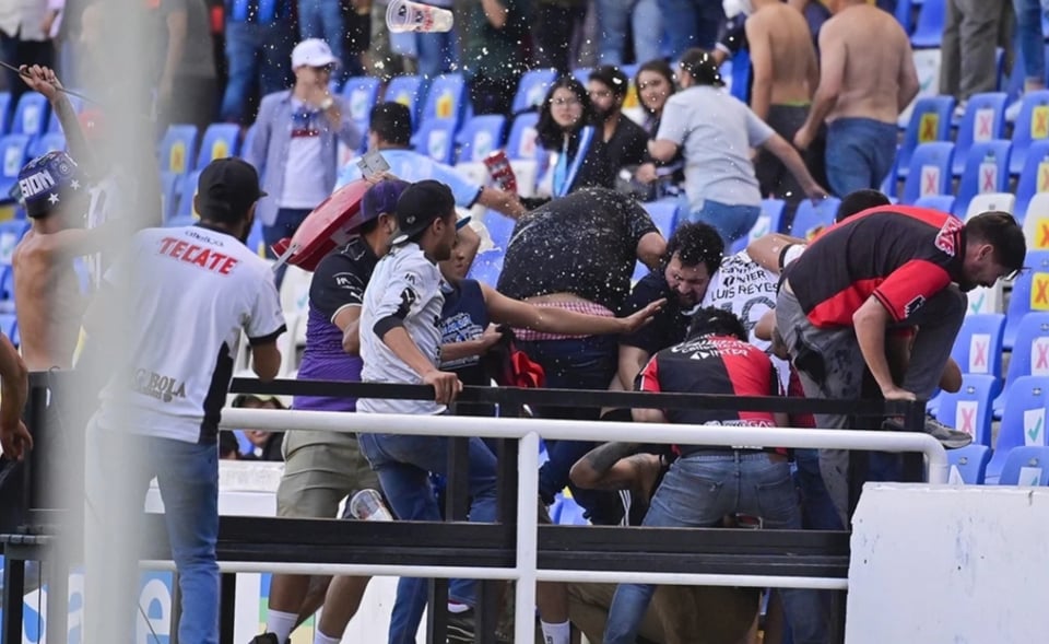Aumentan el número de heridos tras la ‘batalla campal’ en el estadio de Querétaro featured image