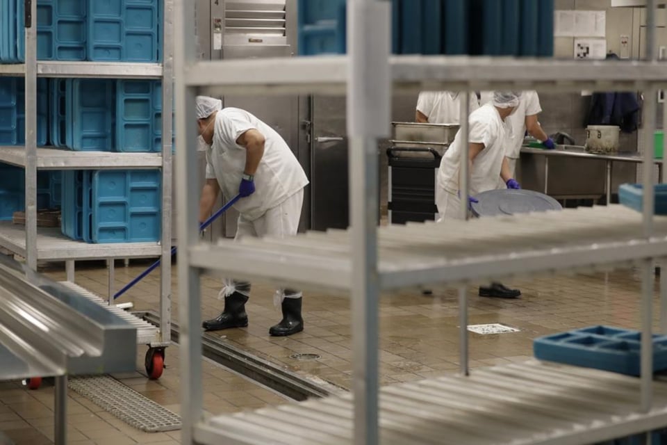 Ordenan a compañía penitenciaria pagar $23 millones por salarios a migrantes detenidos