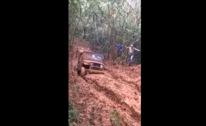 “La mala suerte no existe”: tras ver el video, no querrás remolcar con cadena un auto del lodo