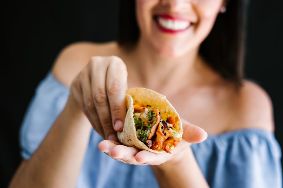 taco, mujer, comida, comer, amigos, MundoNOW