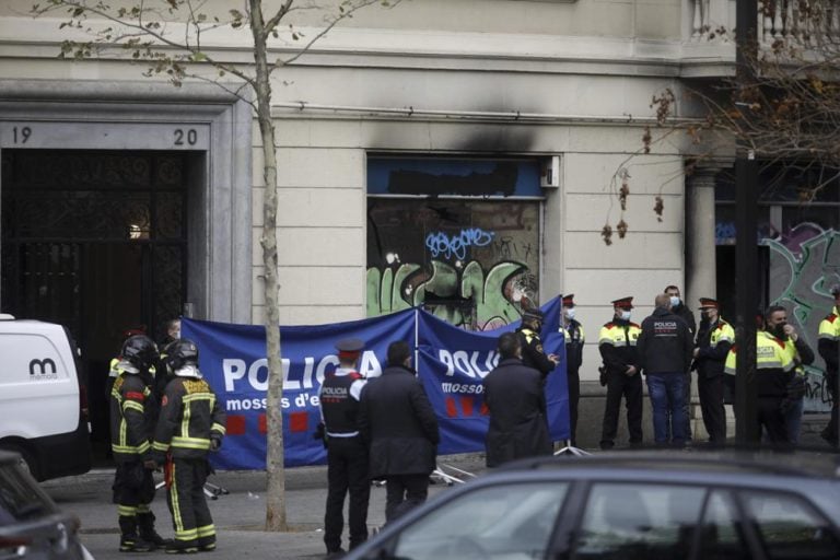 Incendio en edificio deja al menos 4 muertos, entre ellos 2 niños, en Barcelona