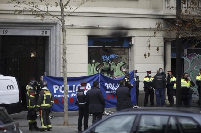 Incendio en edificio deja al menos 4 muertos, entre ellos 2 niños, en Barcelona