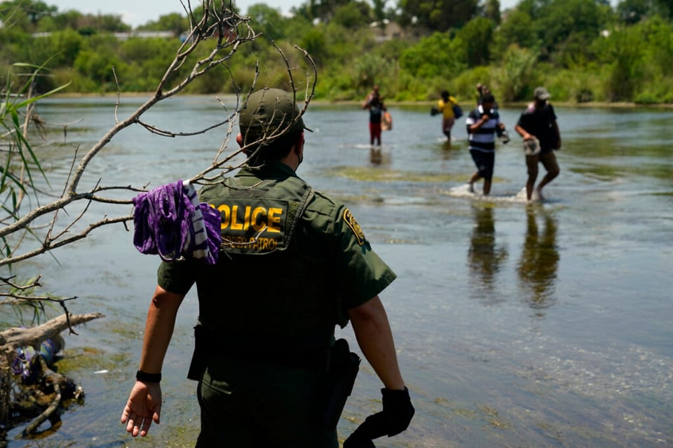 Rescatan a migrantes en el río Bravo