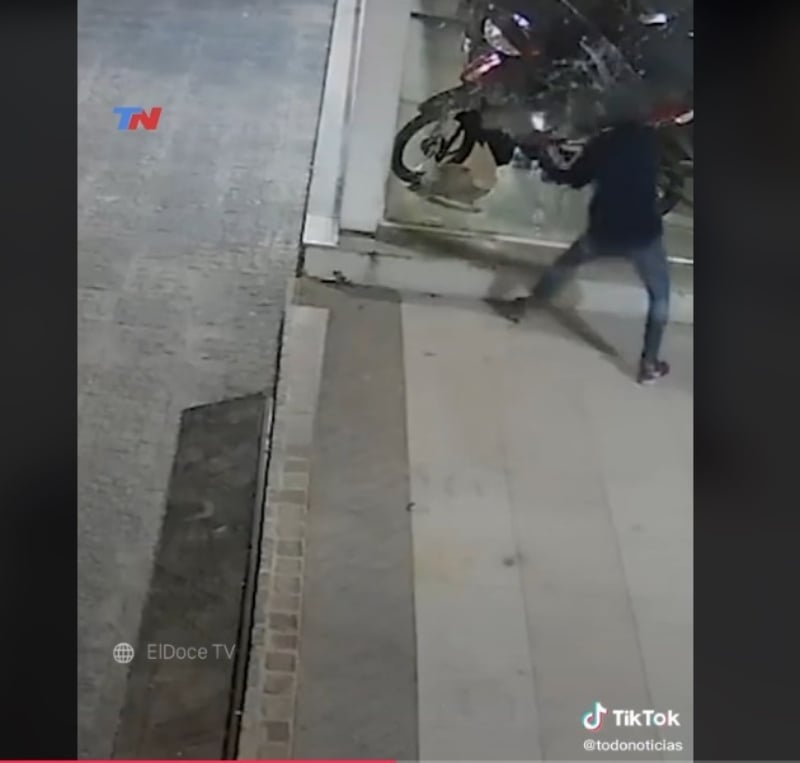Hombre roba motocicleta 20 segundos: Nadie pudo verlo