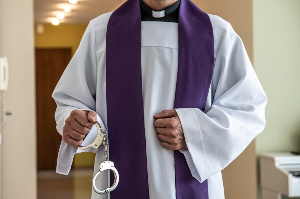 Declararon culpable a sacerdote por drogar y abusar de una mujer, pero él juró que es inocente