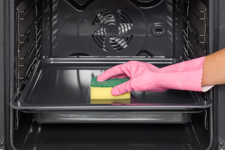 sartenes dentro horno, limpieza, paredes estufa, riesgos, MundoNOW