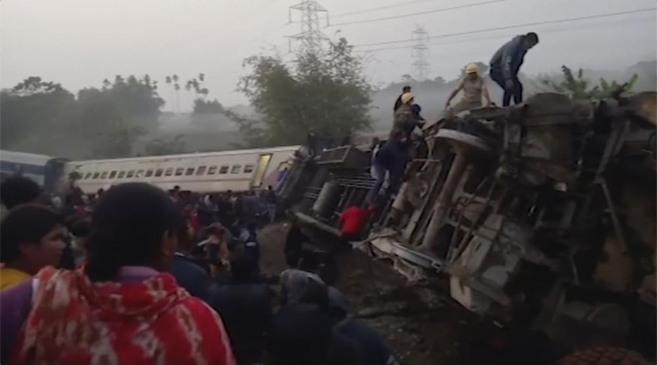 Accidente de tren en India deja nueve muertos y decenas de heridos (FOTO)