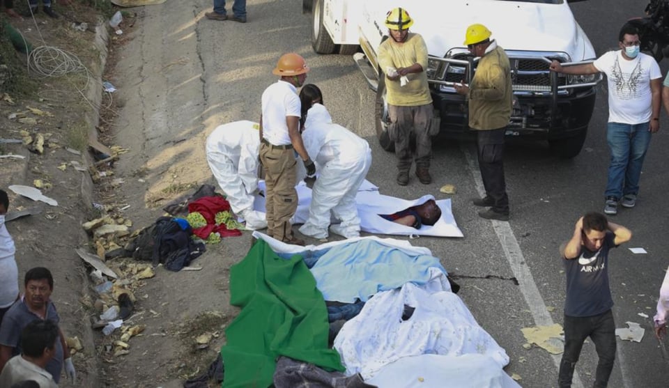 Gobernador de Chiapas confirma que cifra de muertos aumenta a 54 tras volcadura de tráiler (FOTOS) featured image